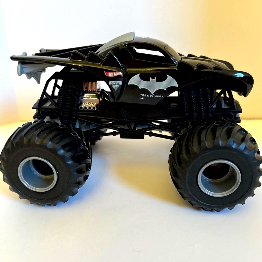 Hot Wheels Monster Jam DC Comics Batman Truck Die Cast Metal Body 1:24 Scale Toy